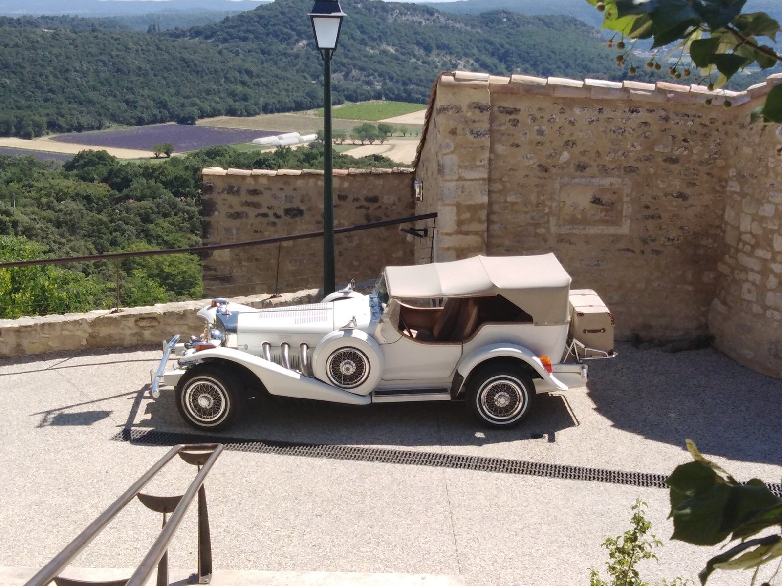 coche de alquiler en paisaje costero 1