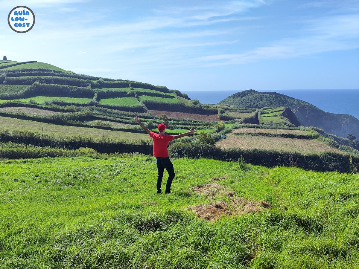 coche de alquiler en paisaje de azores