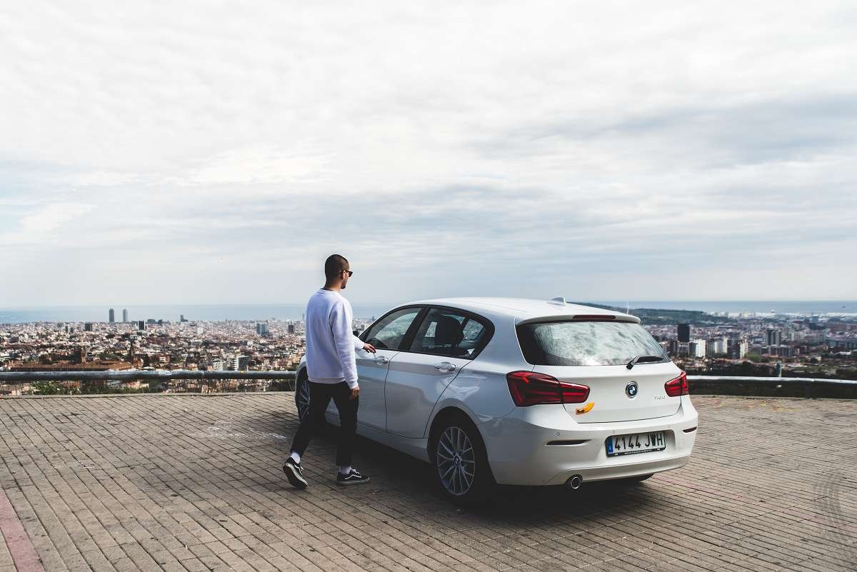 coche de alquiler en una carretera