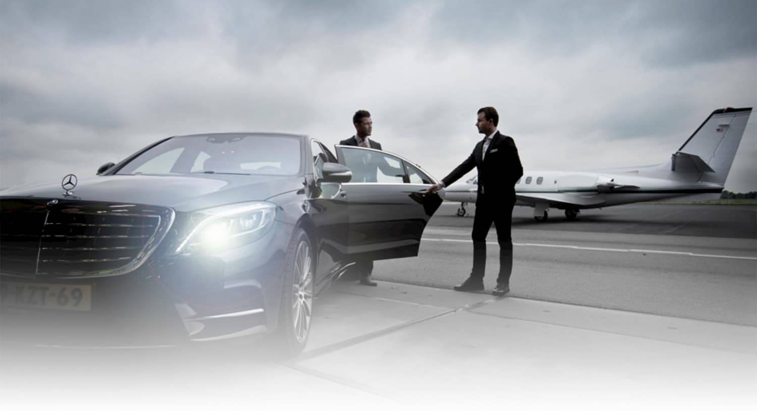 coche de lujo con conductor en ciudad