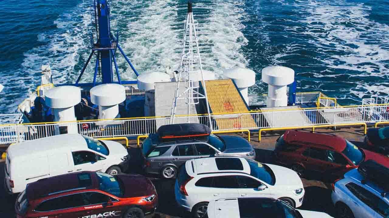 coche embarcando en ferry en el puerto