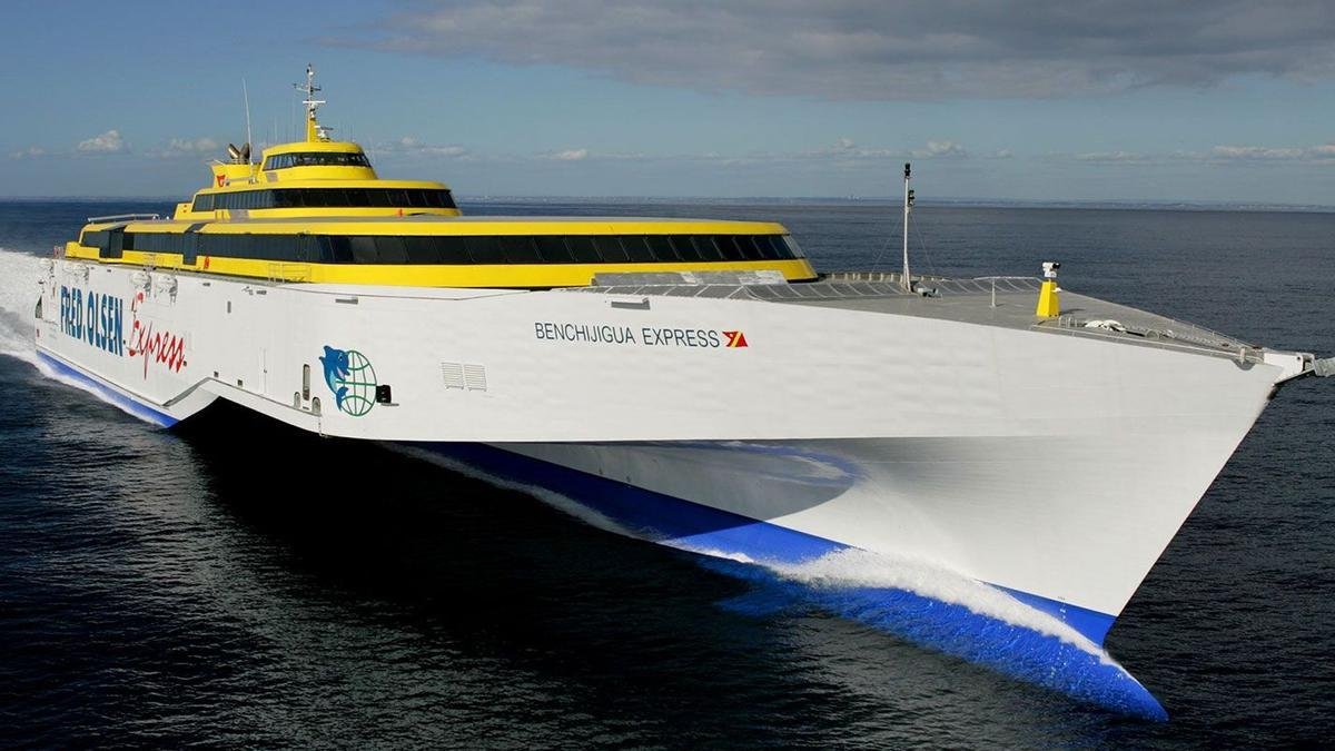 coche en un ferry hacia canarias