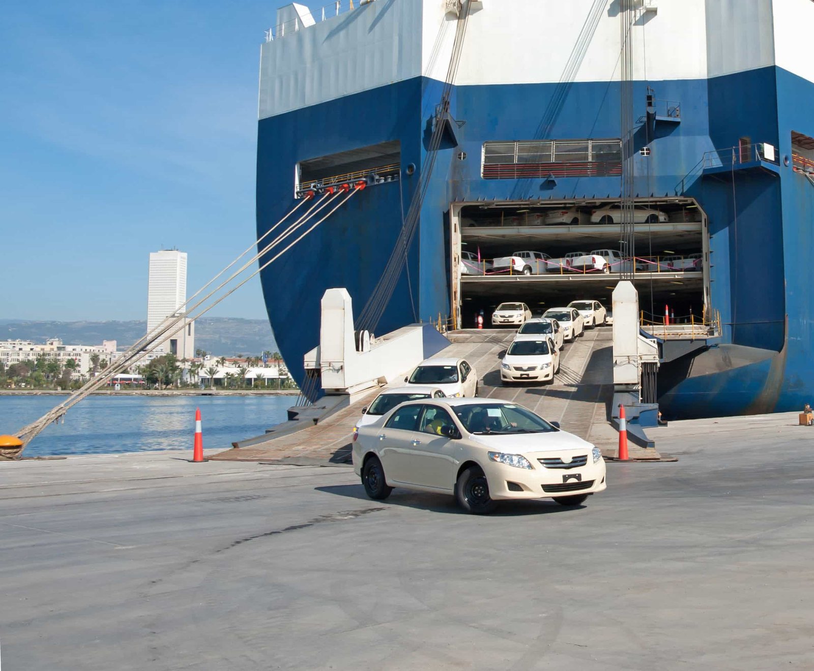 coche en un puerto de carga maritima
