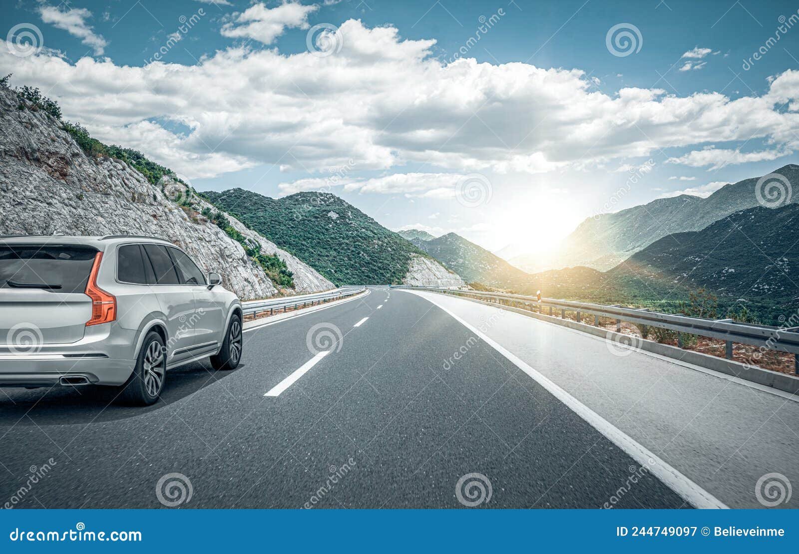 coche en una carretera rodeada de naturaleza