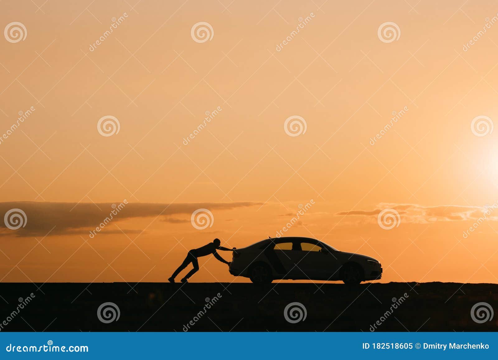 coche en una carretera vacia al atardecer