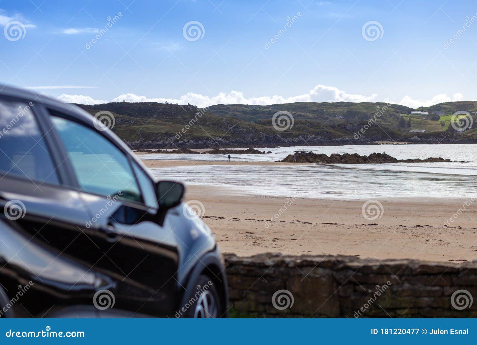 coche estacionado frente a la playa