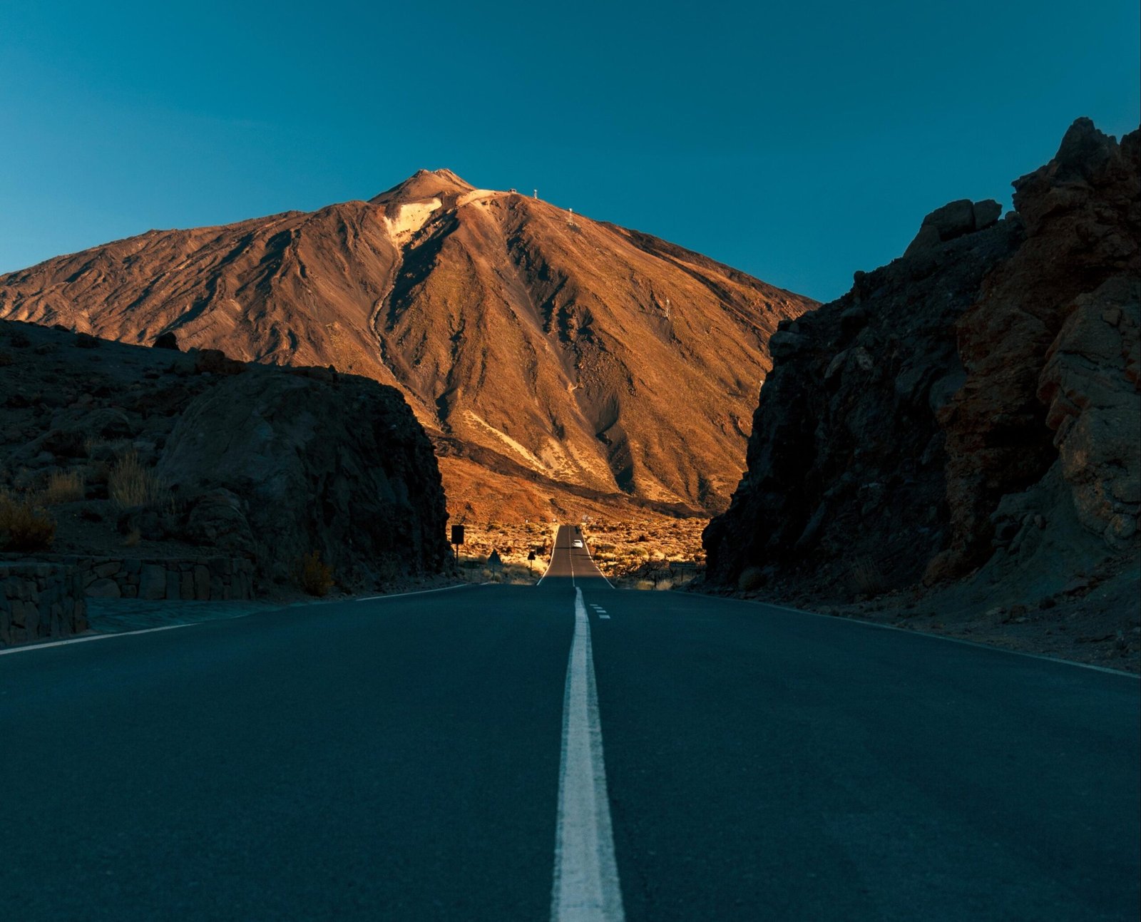 coche subiendo por carretera al teide scaled
