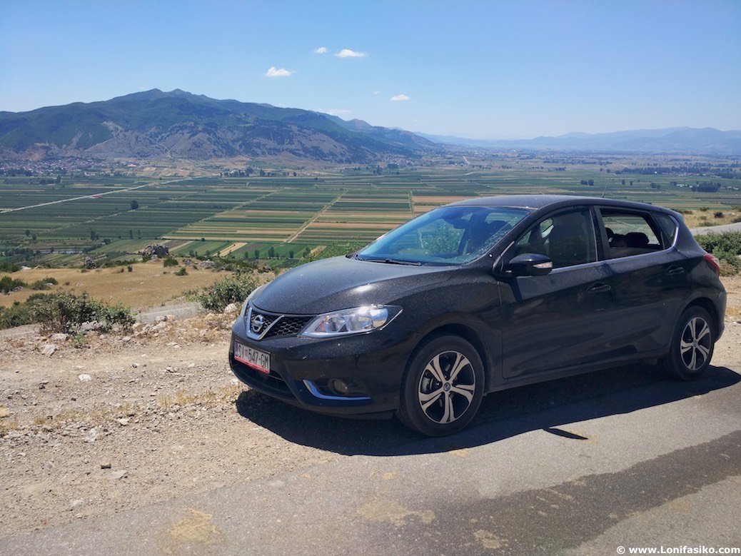 coches de alquiler en paisaje albanes