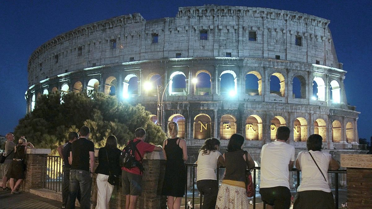 coliseo de roma con visitantes felices