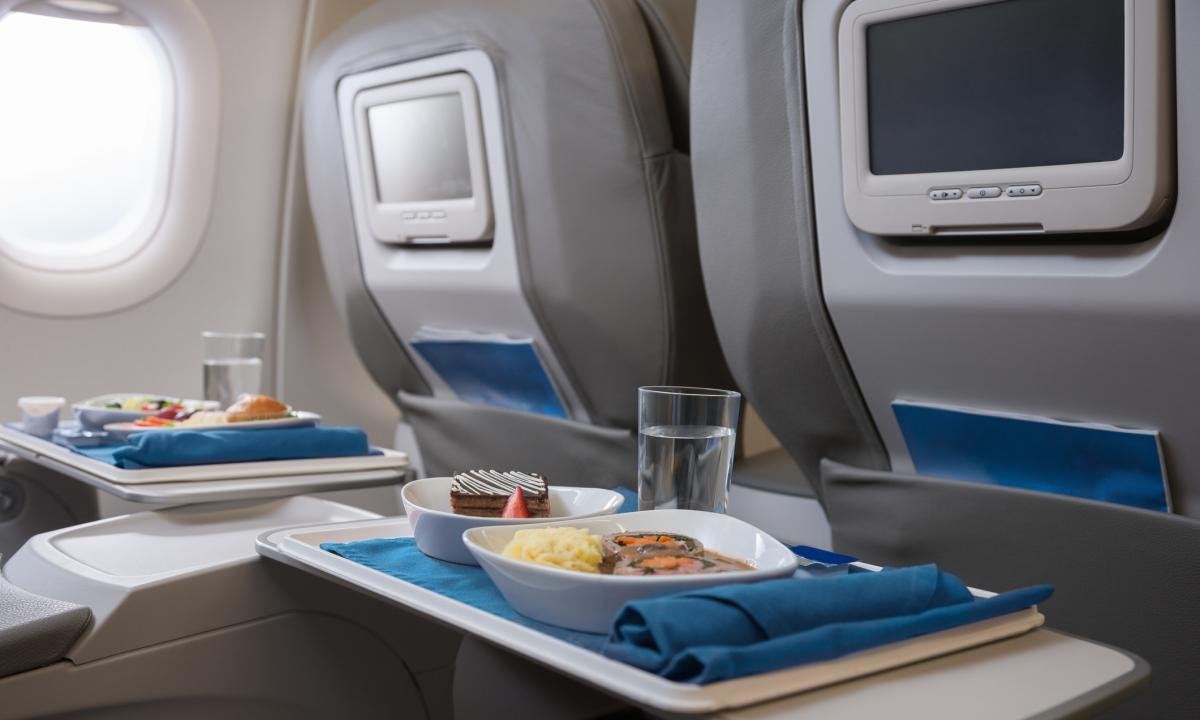 comida servida en un avion moderno