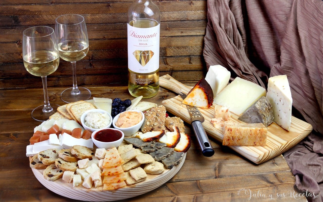 copa de vino y tabla de quesos