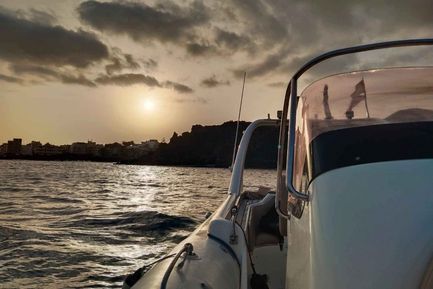 crucero en alta mar al atardecer