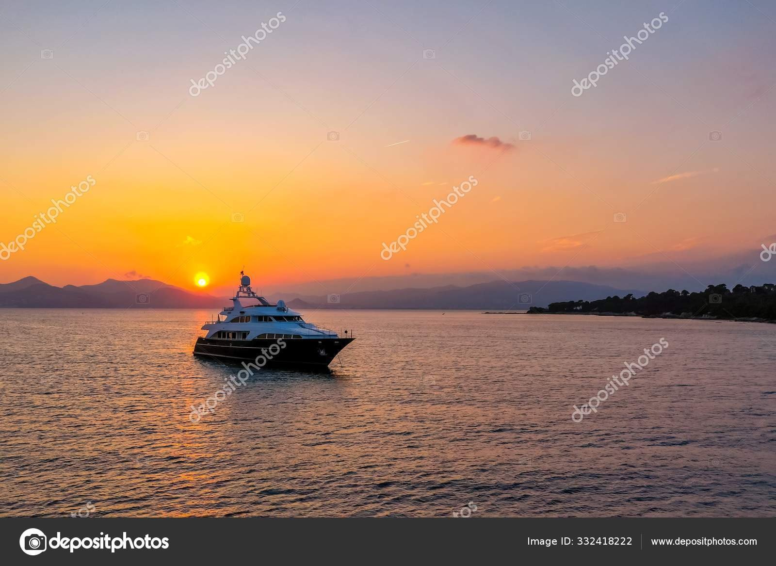crucero navegando bajo el sol brillando