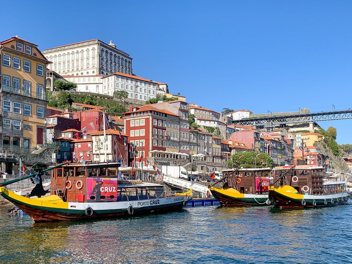 crucero navegando bajo seis puentes