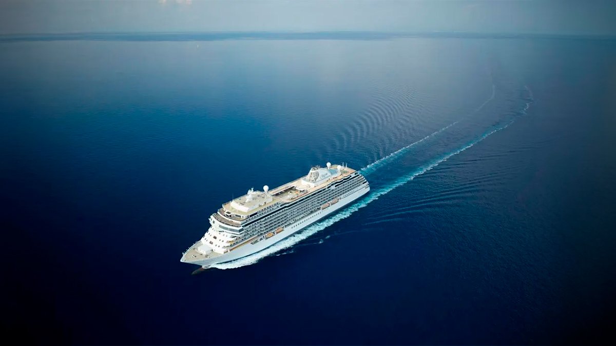 crucero navegando por el oceano azul