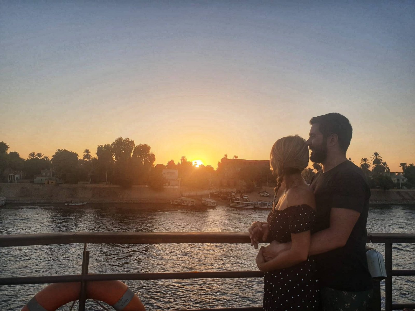 crucero por el nilo al atardecer