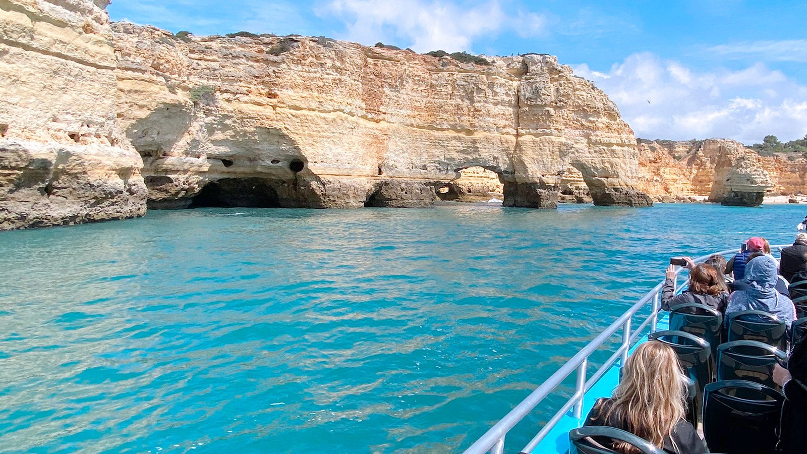 cueva de benagil con mar azul