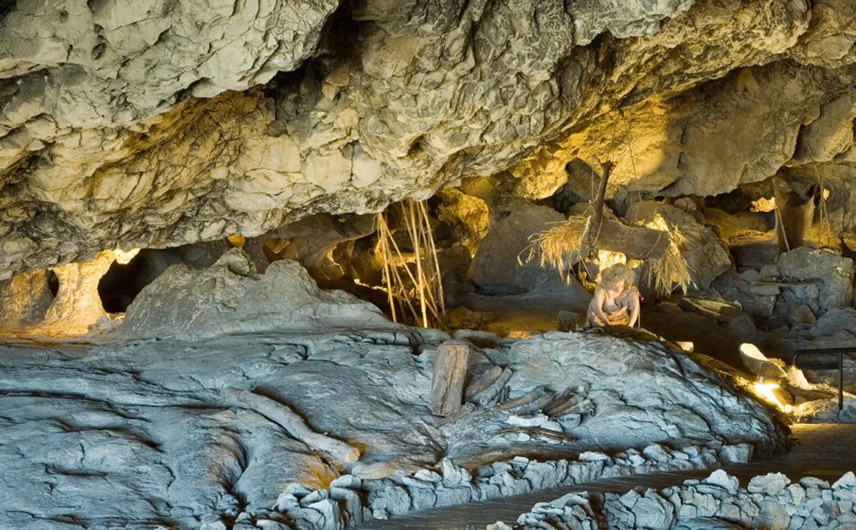 cueva la rocio en paisaje granadino