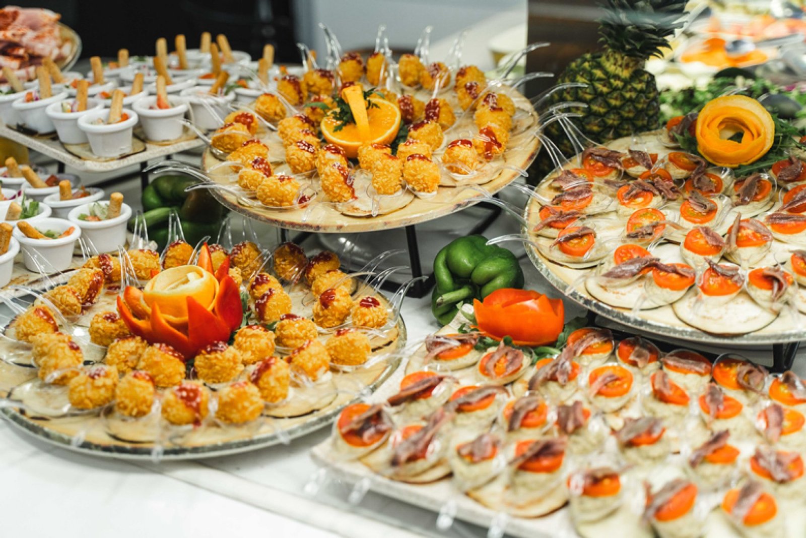 deliciosos platos en un buffet variado