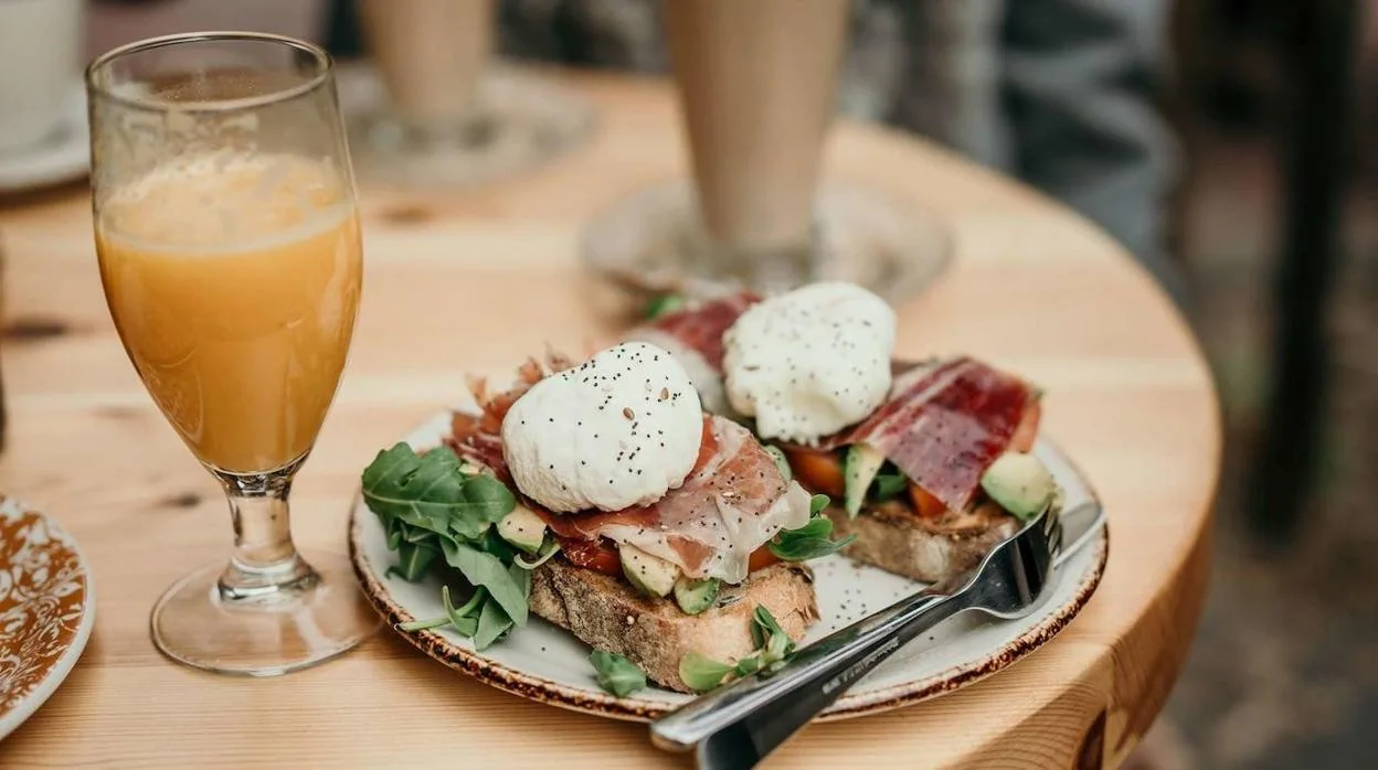 desayuno tipico sevillano en una terraza