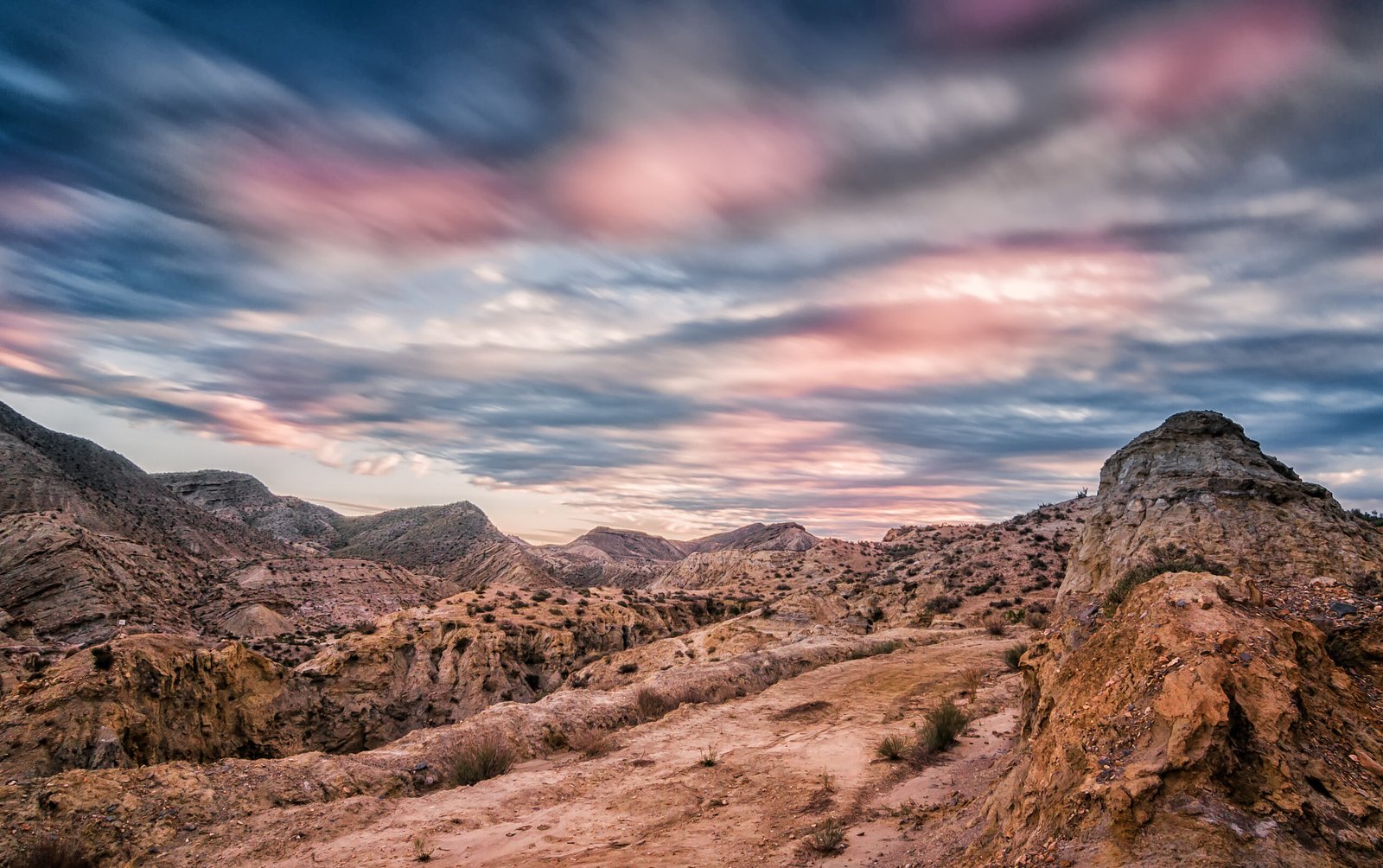desierto de tabernas con paisajes aridos scaled