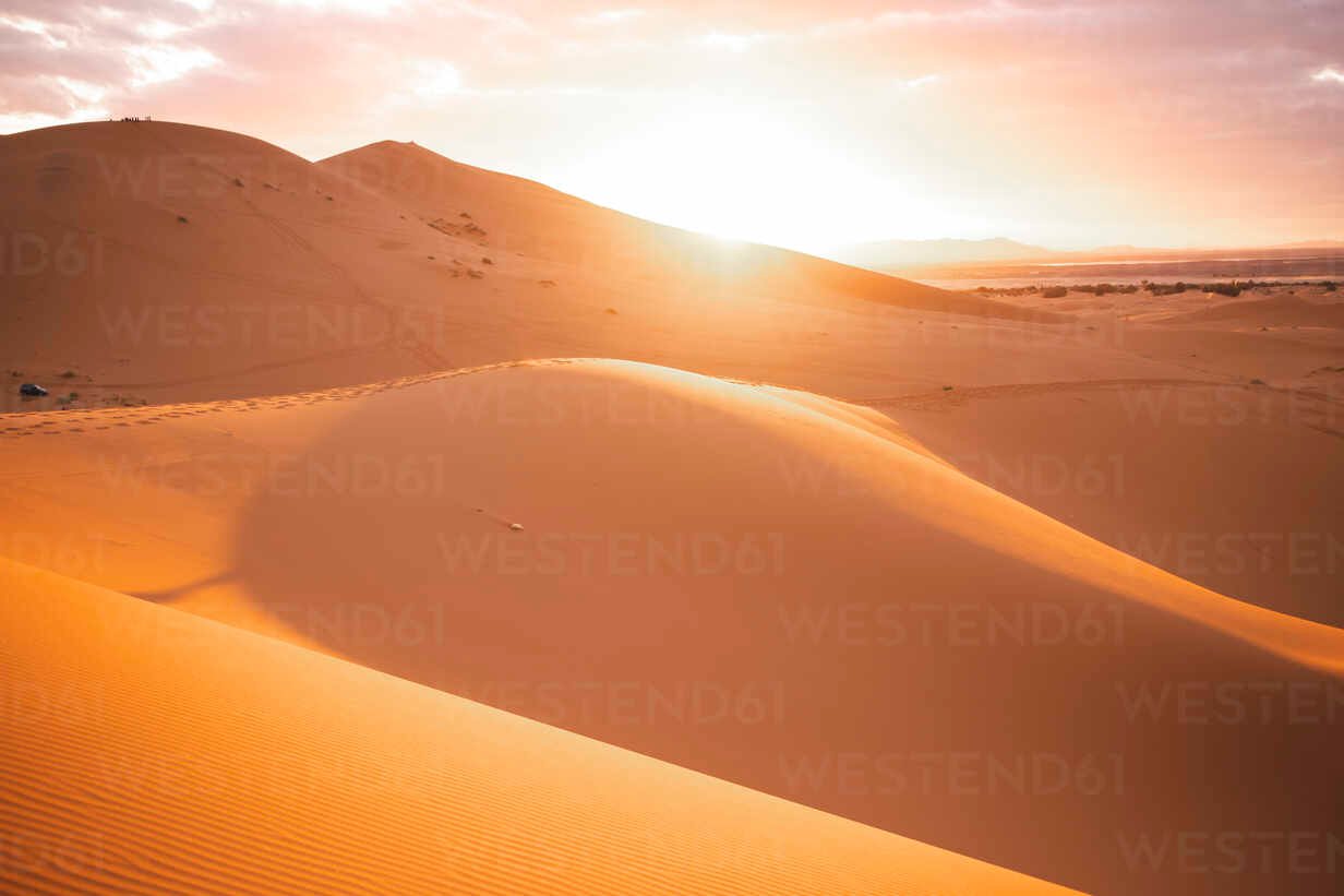 dunas del desierto de marruecos al atardecer