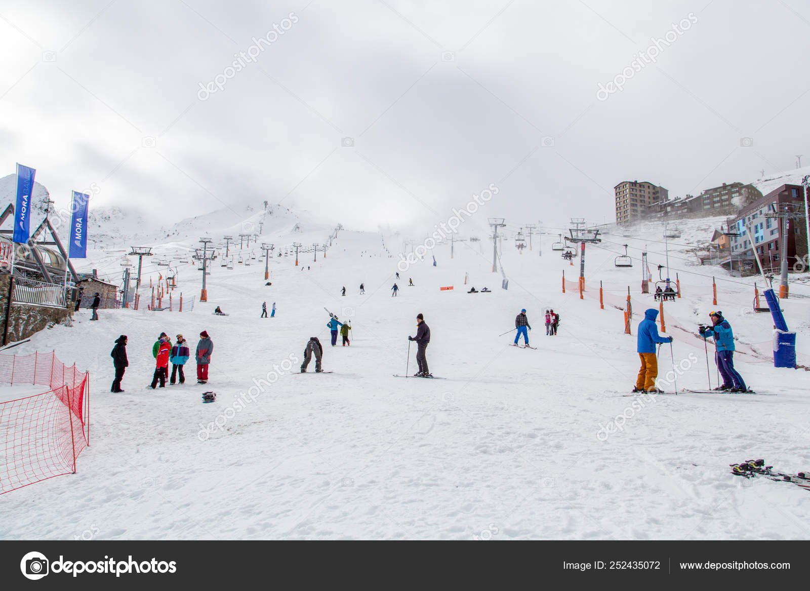 esquiador disfrutando en las montanas de andorra