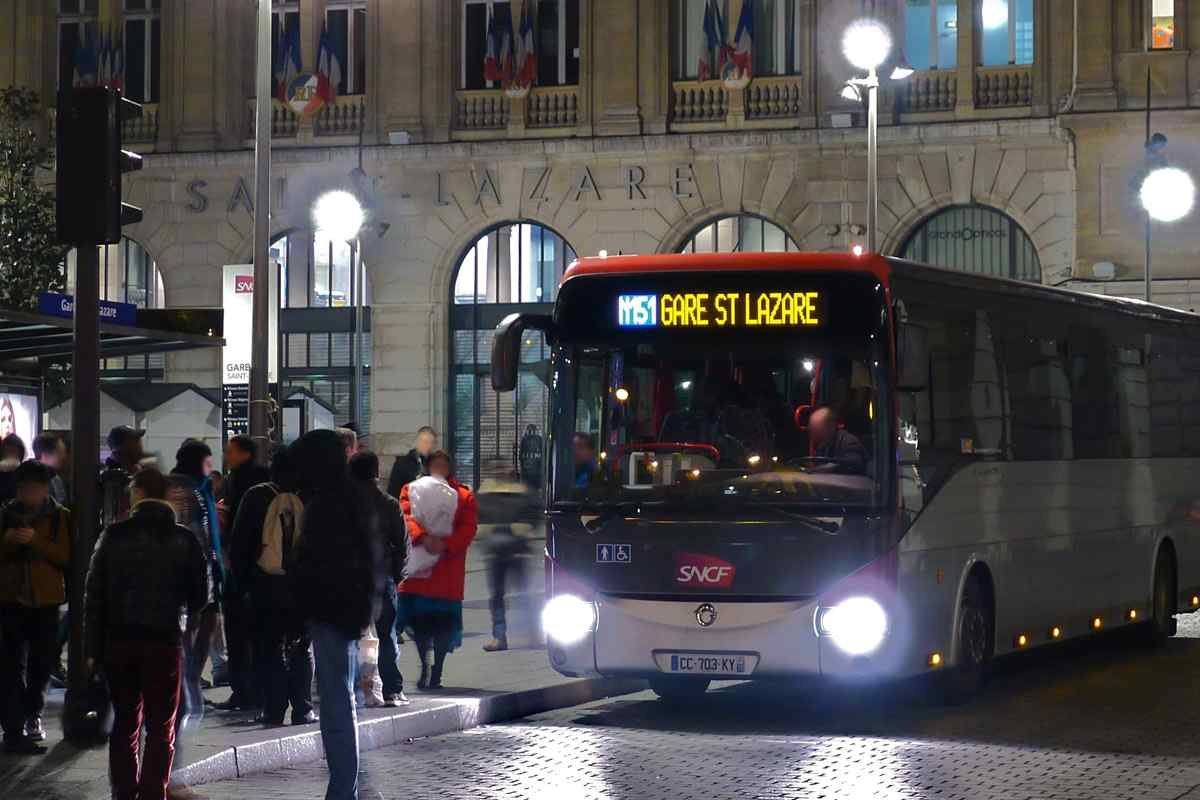 estacion de autobuses con horarios visibles