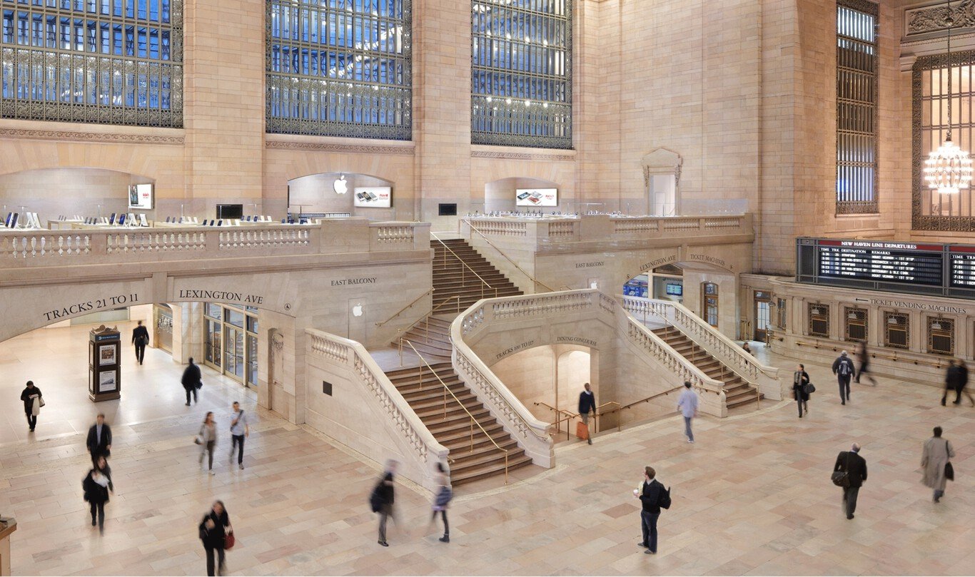 estacion de tren ave moderna y concurrida