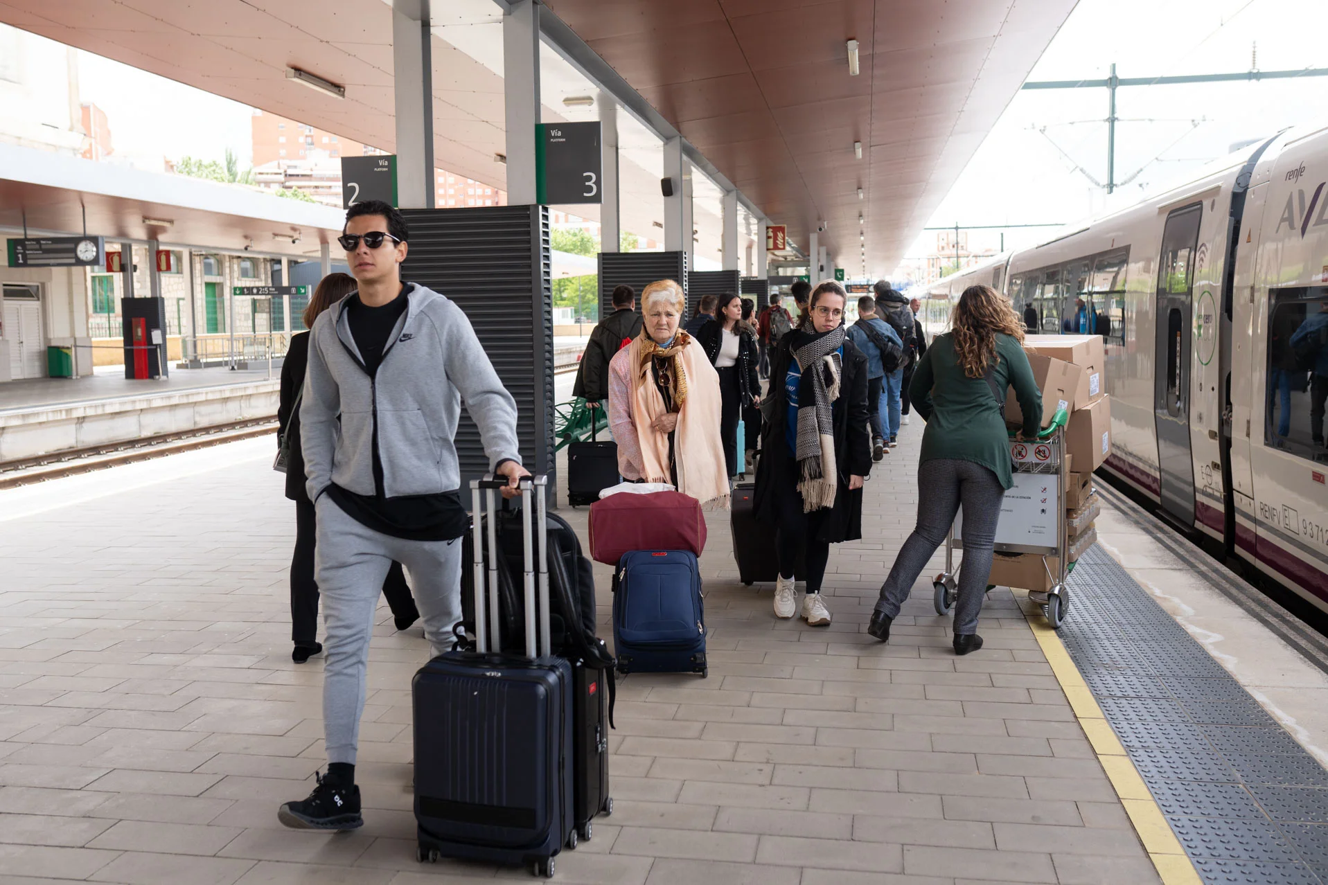 estacion de tren con viajeros y ave