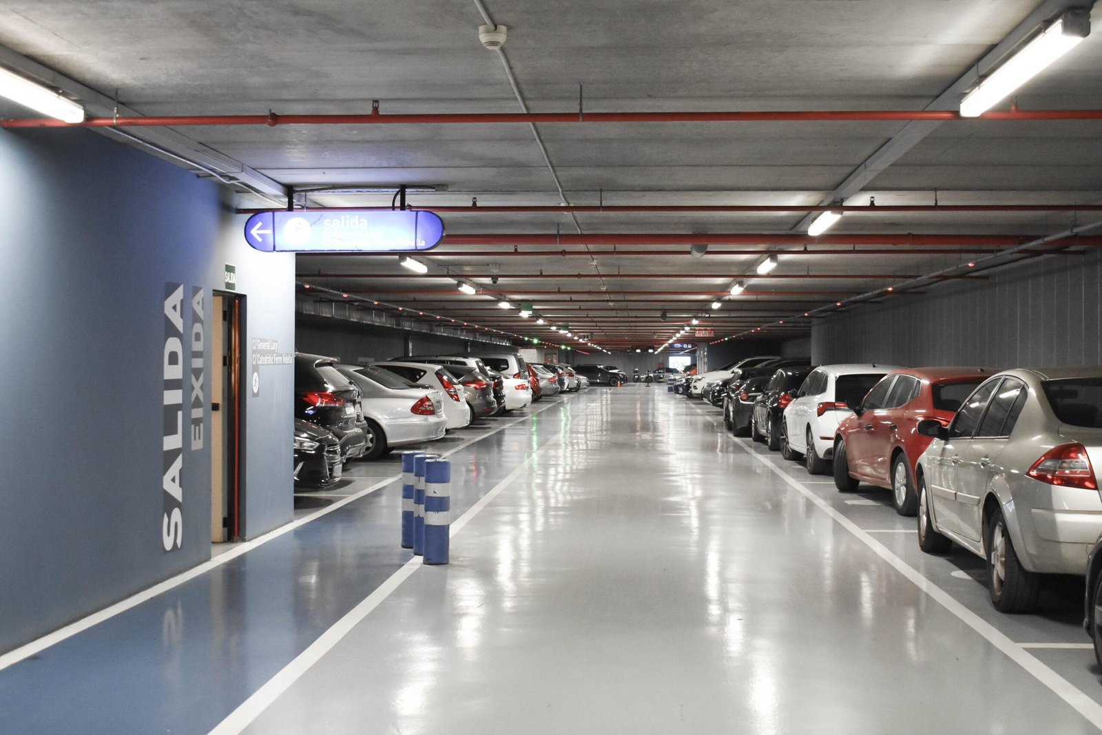 estacionamiento cercano a la estacion de tren