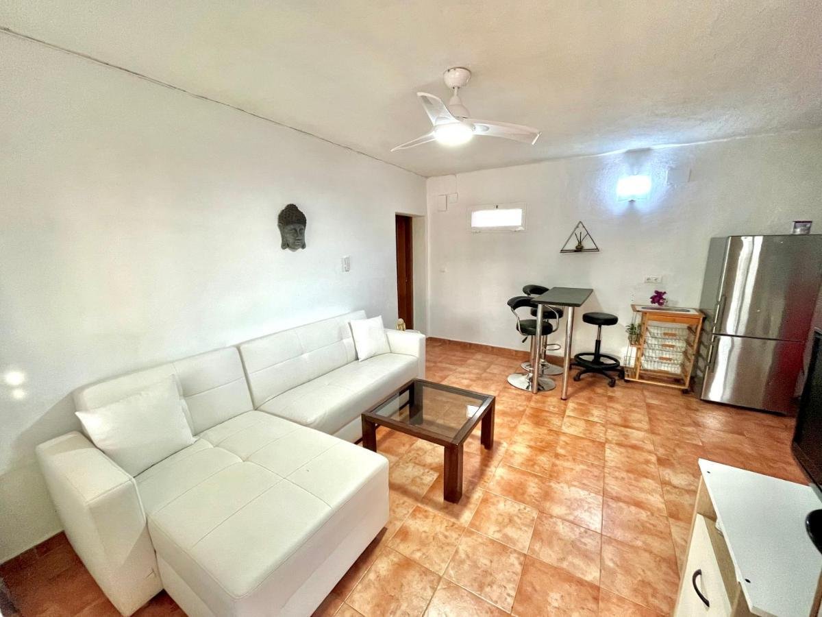 estudio acogedor en alicante con luz natural