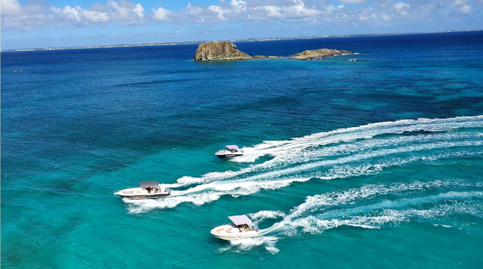 excursion en barco por aguas turquesas