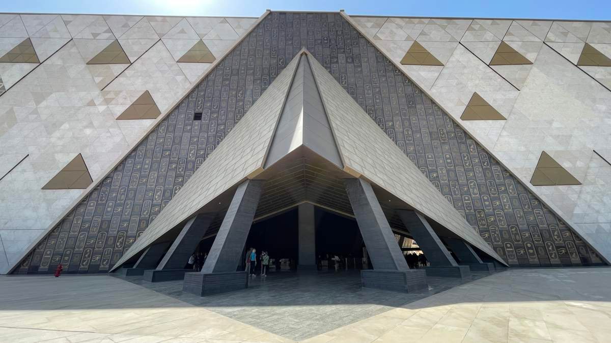 fachada del nuevo museo egipcio del cairo