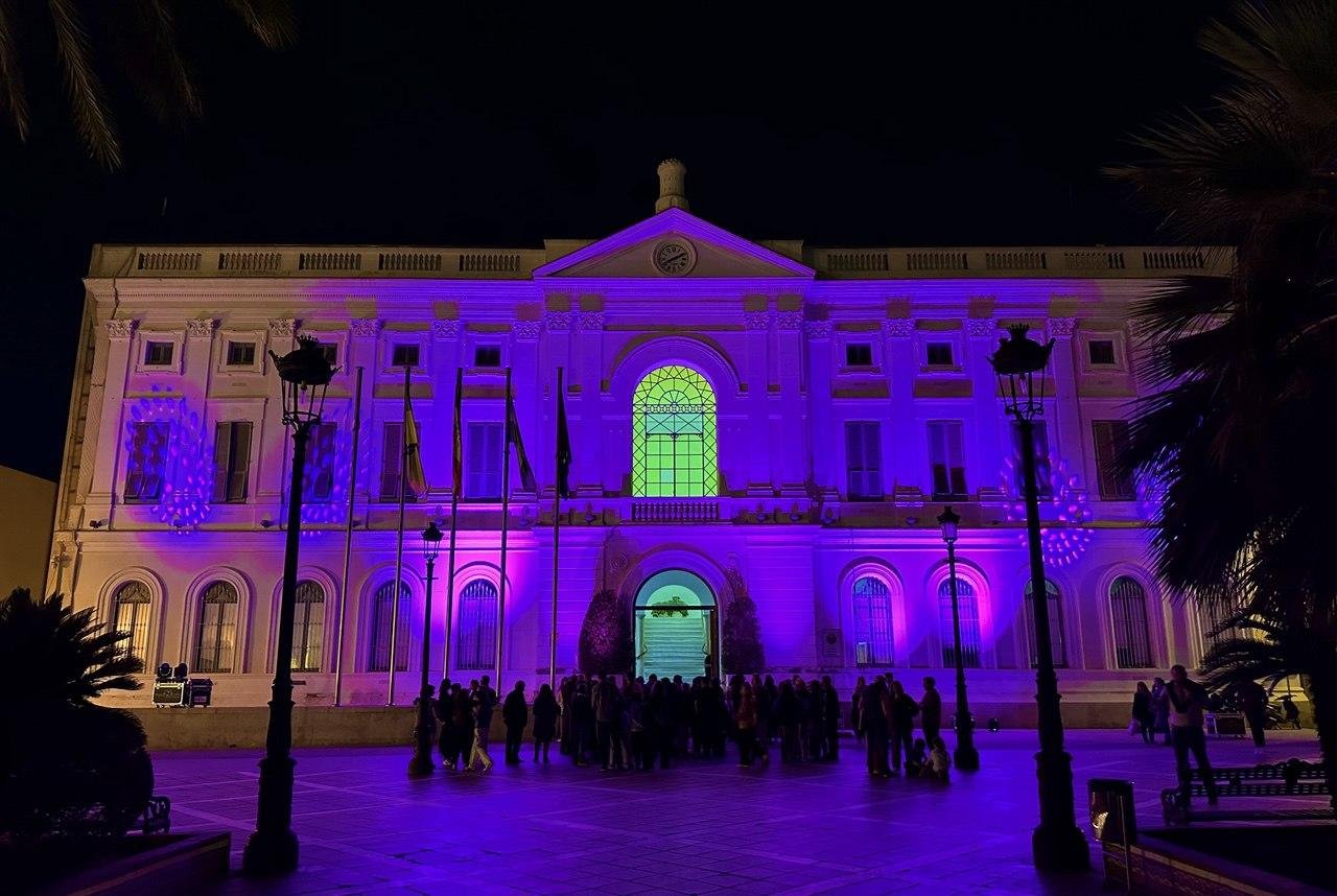 fachada del teatro munoz seca iluminado