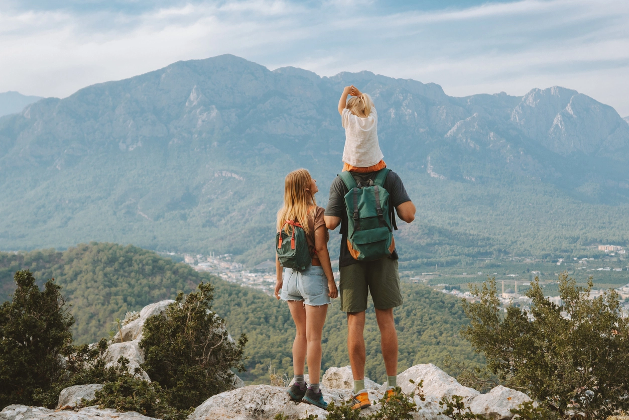 familia disfrutando de un viaje de aventura