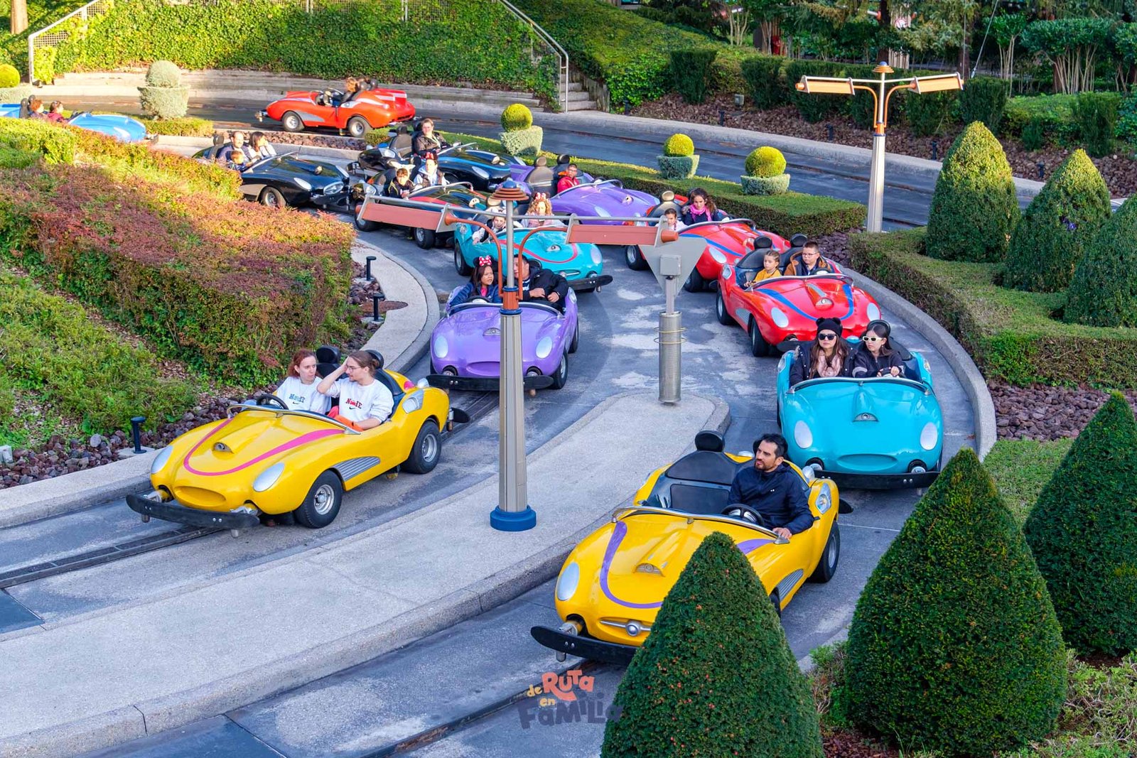 familia disfrutando en atraccion de disneyland