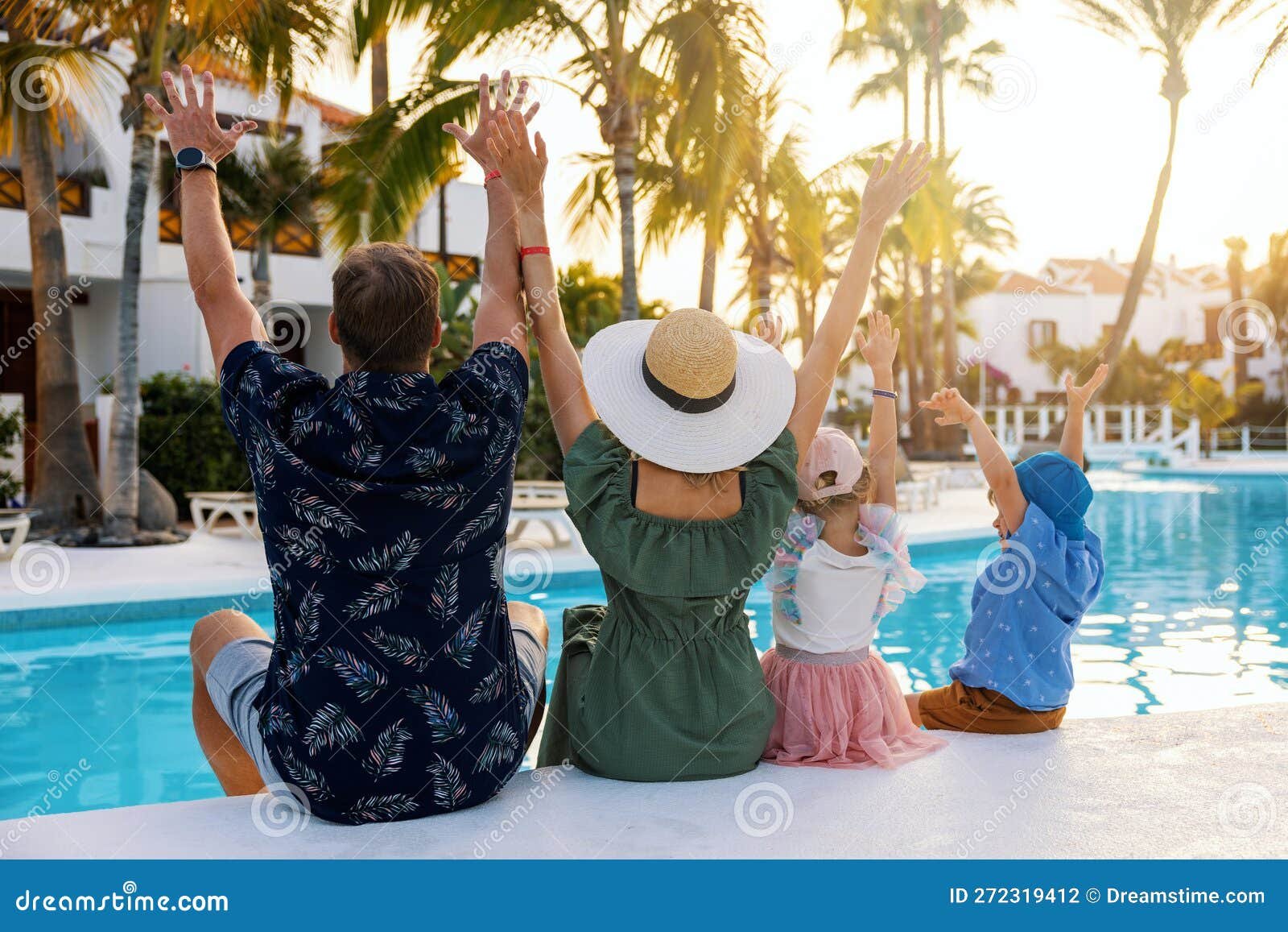 familia disfrutando en hotel junto a piscina