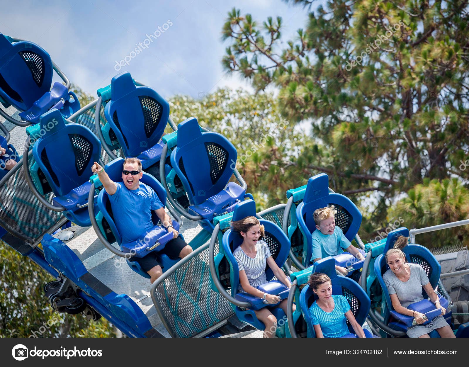 familia disfrutando en parque tematico 1