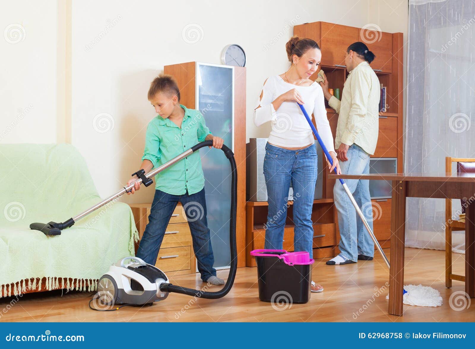 familia feliz con servicio domestico en casa