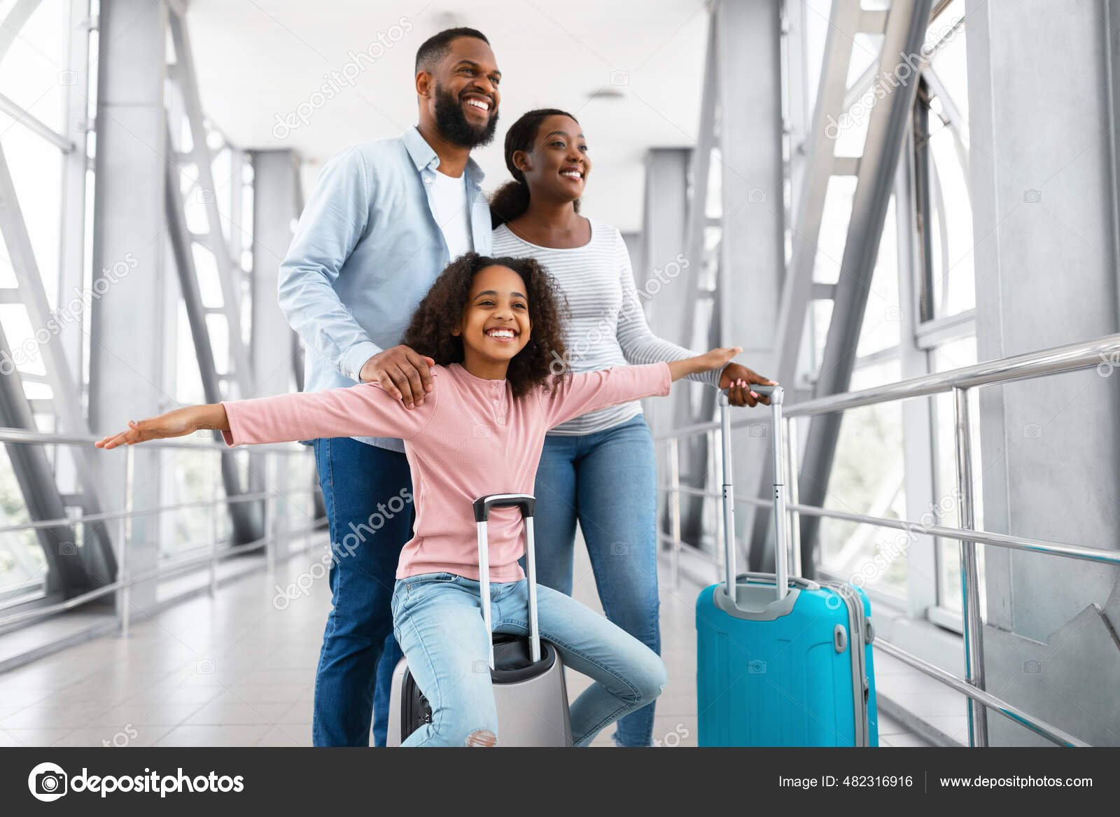 familia feliz viajando en el aeropuerto