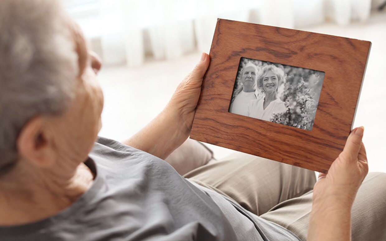 familia reunida recordando a un ser querido