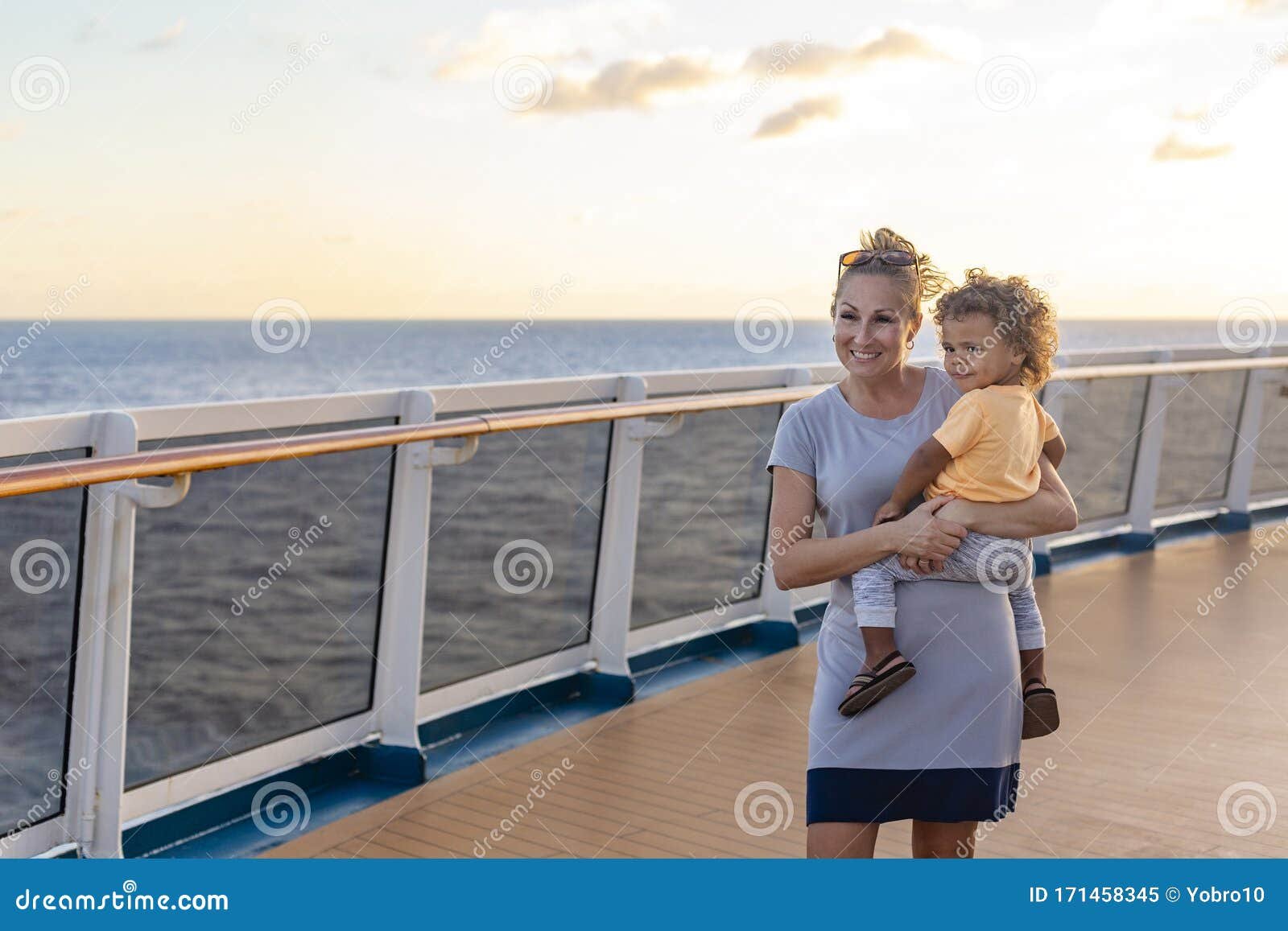 familias disfrutando de un crucero juntos