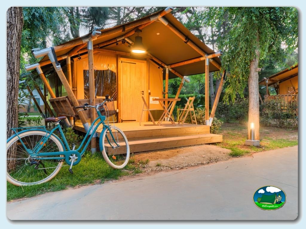 familias disfrutando en camping el faro