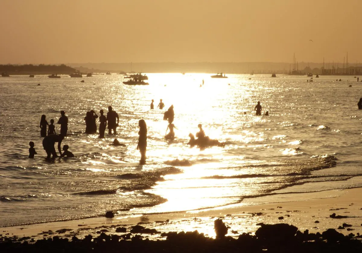familias disfrutando en la playa de el portil