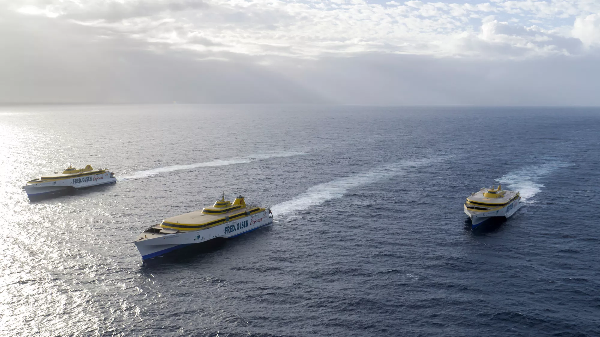 ferry navegando entre gran canaria y lanzarote