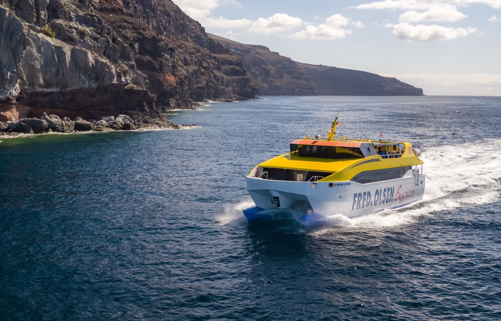 ferry navegando entre montanas de la gomera