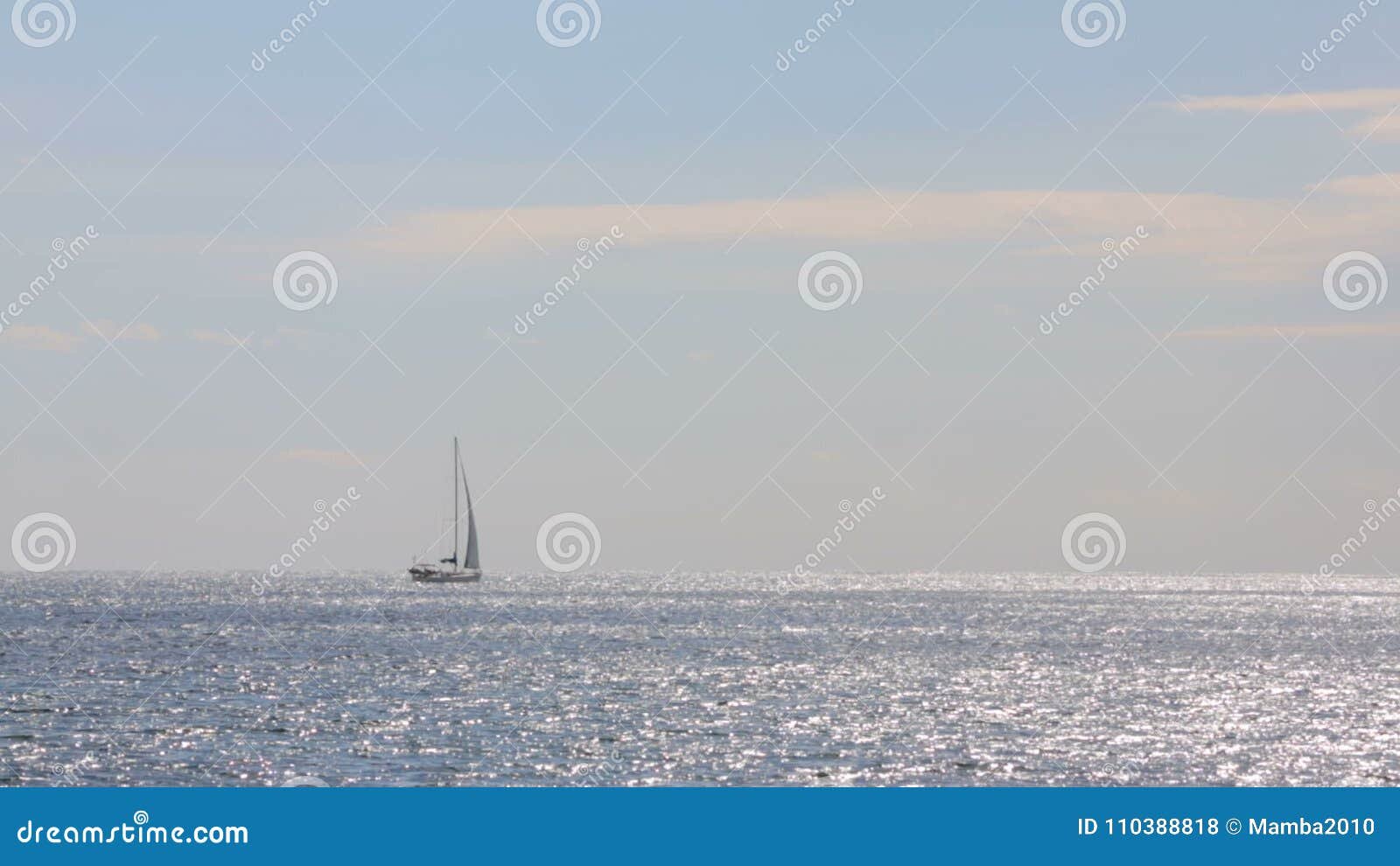 ferry navegando hacia el horizonte marino