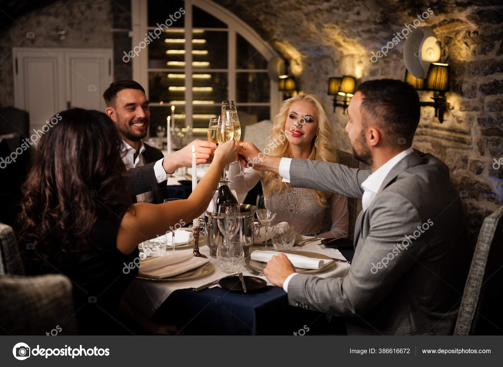 fiesta en grupo en un lugar elegante