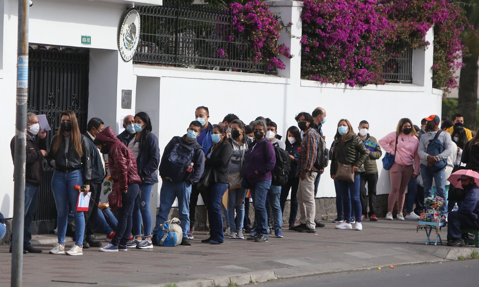 fila de personas en una embajada 1